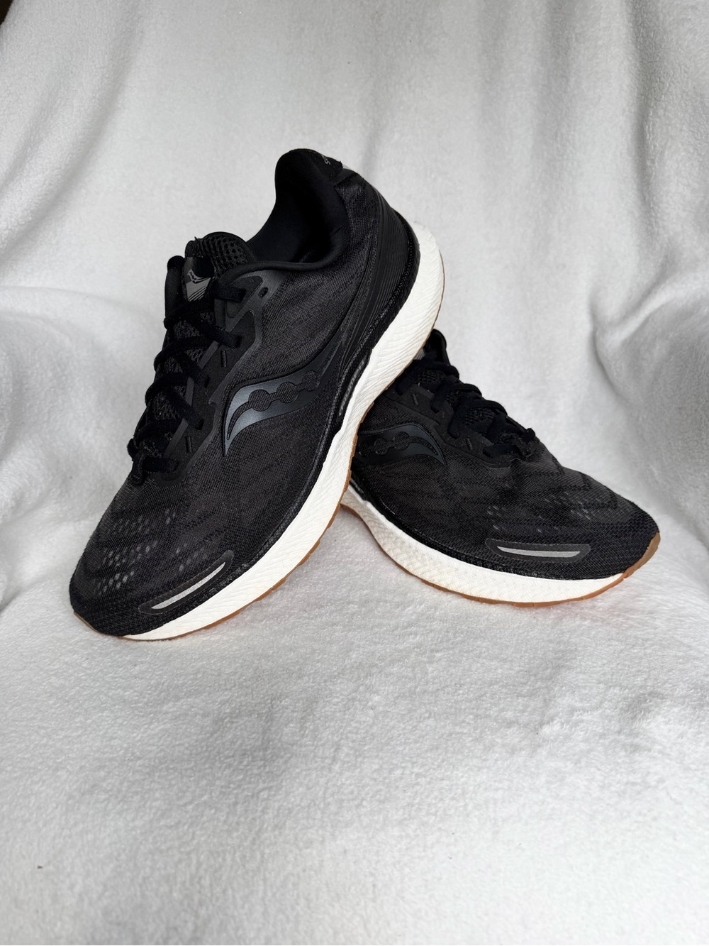 Saucony Triumph 19 Men’s Black White Gum Running Shoes S20678-12 Size 10.5